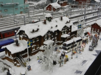 Das Bahnhofsgebäude im verschneiten Kiruna