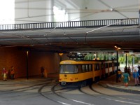 Ein Tatrazug ist in die Haltestelle unter den Brücken eingefahren.