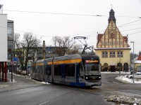 Ein Leipziger Straßenbahnwagen vor dem Rathaus in Schkeuditz.