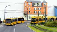 Bus und Straßenbahn am Riegelplatz in Kaditz.