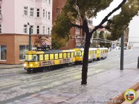 Die beleuchtete Straßenbahn in der Antonstraße