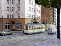 Ein Straßenbahnzug erreicht den Schlesischen Platz.