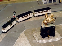 Ein Dreiwagenzug umrundet das Standbild August des Starken