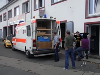 Auf der Hamburger Straße wird der Transporter, bereit gestellt vom Malteser Hilfsdienst, beladen