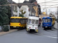 Wenn der Bus auf dem Bordstein parkt, dann passt auch noch eine Straßenbahn dazwischen.