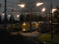 Die Gleisschleife Weixdorf zeigt sich in abendlicher Beleuchtung.