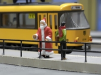 Auch der Weihnachtsmann fährt mit der Straßenbahn.