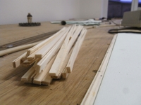 Fleißige Sägearbeiten: Zum Schutz erhalten die Segmentkanten ein Holzleistchen.