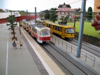 Auf der linken Seite wartet das Fahrzeug des Straßenbahnmuseums und auf der rechten Seite steht ein Arbeitswagen.