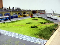 Am Bahnhof Mitte wurde eine Grünfläche neu begrast
