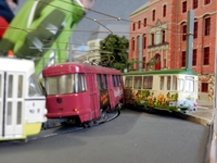Ein Tatrazug ist auf die Kinderstraßenbahn aufgefahren.