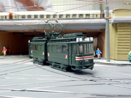 Komplett neben der Spur: Der Schienenschleifwagen am Bahnhof Mitte