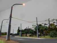 Die erste Lampe ist angeschlossen und beleuchtet die Straße.