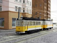 Ein Straßenbahnzug der "Gelben Gesellschaft" biegt in den Schlesischen Platz ein.
