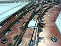 Der Fahrdraht im Gleisbereich für den Schienenersatzverkehr