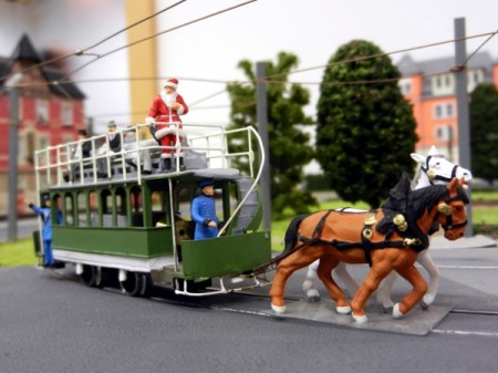 Der Weihnachtsmann kommt mit der Pferdestraßenbahn