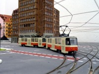 Ein Tatra T6A2 der Linie 6 biegt auf den Albertplatz ein.