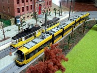 Zwei gelbe Bahnen in der Gleisschleife Riegelplatz