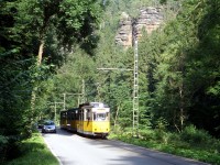 Elbsandstein, Bäume, die Kirnitzsch und eine Straßenbahn