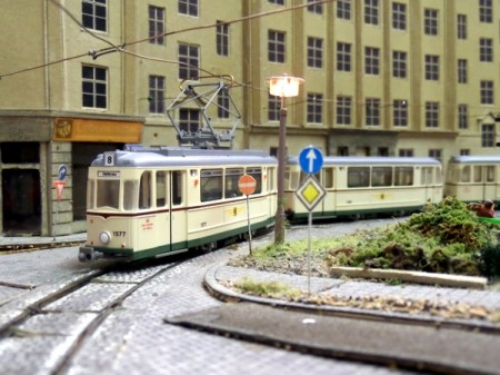 Ein Zug aus Gothawagen durchfährt die Gleisschleife Dreyssigplatz.