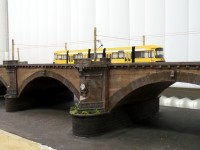 Die Albertbrücke im derzeitgen Bauzustand mit Straßenbahnverkehr
