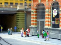 Am Samstag wartete der Weihnachtsmann am Bahnhof Mitte.