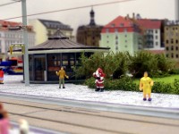 Der Weihnachtsmann wartete auf die Straßenbahn.