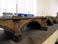 Die Albertbrücke - Baustelle sowohl im Original, als auch bei uns im Modell.