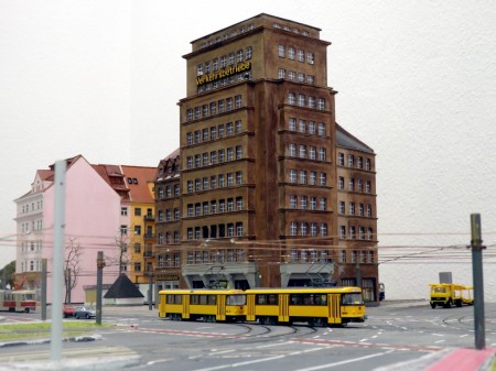 Der Albertplatz mit dem markanten Hochhaus.