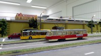 Zwei Stromer in der Weißeritzstraße: Hybridbus und Fahrschultriebwagen.