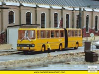 In gelber Ikarus-Gelenkbus in Dresdner Ausführung.