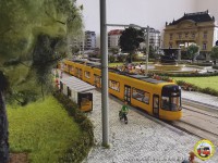Die neue Straßenbahn in der Haltestelle am Albertplatz