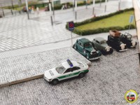 Auf dem Taxiplatz parken fremde Automobile