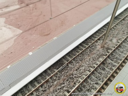 Die Haltestelle liegt schon mal da