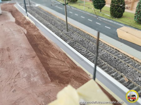 Jetzt ist der Bahnsteig passend platziert