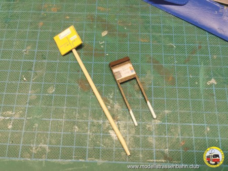 Ein gro&szlig;es Stra&szlig;en- und ein kleines Hinweisschild