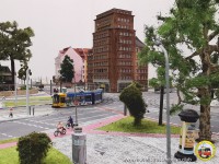 -Eine Straßenbahn biegt auf den Albertplatz ein.