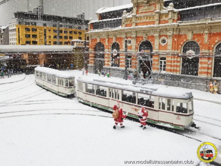 Der Weihnachtsmann kommt mit der Stra&szlig;enbahn