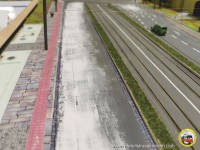 -Die Stra&szlig;e wirkt nun winterlich verschneit.