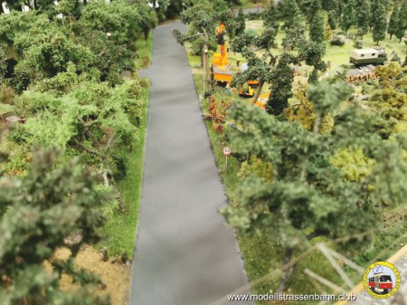 Der Moritzburger Weg erhielt eine frische Schicht aus Teer