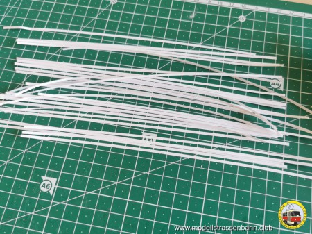 Viele schmale Streifen f&uuml;r die Fahrbahnmarkierungen