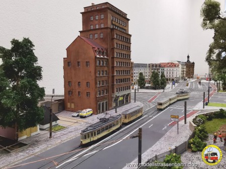 Zwei alte Stra&szlig;enbahnen in der Antonstra&szlig;e