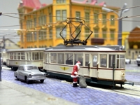 In Mickten steigt der Weihnachtsmann in die Straßenbahn um.